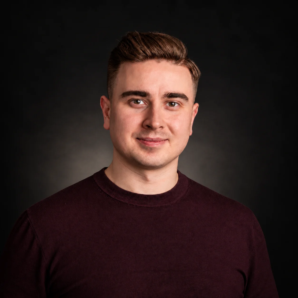 profesjonalny portret w burgundowym swetrze